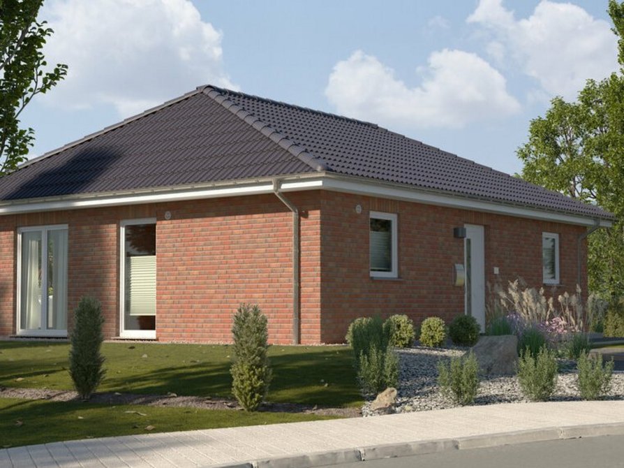 Der Bungalow 92 in der Variante Klinker Nr. 6 mit Blick von der Straße auf den Eingangsbereich mit Vorgarten und Seitenansicht mit bodentiefen Fenstern für ein helles und offenes Haus