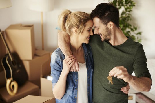 Haus-Paar-Umzug-Serie-13-20 Glückliches Paar mit Wohnungsschlüssel