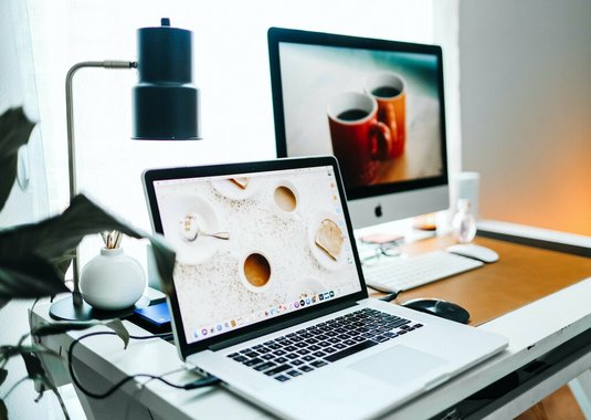yehleen-gaffney-ZUY4OT_lMgs-unsplash Home Office Schreibtisch