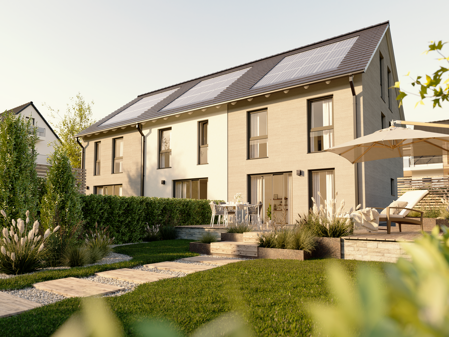 Reihenhaus Mainz 128 Novo links – Grüner Wohnkomfort mit Photovoltaik Die linke Variante des Reihenhauses Mainz 128 Novo mit großzügigem Gartenbereich, direktem Zugang zur Terrasse und einer energieeffizienten Photovoltaikanlage auf dem Dach.