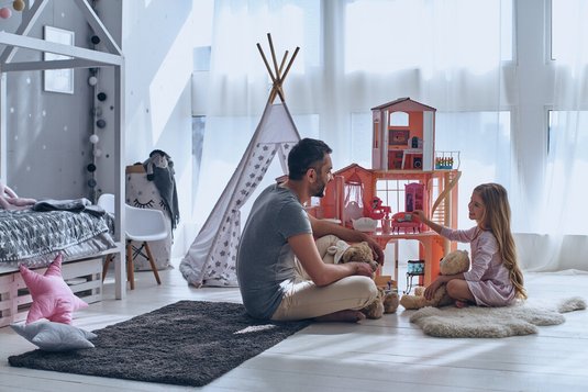 Haus-Vater-Tochter-Wohnen-Serie-4-10 Vater und Tochter spielen gemeinsam mit dem Puppenhaus