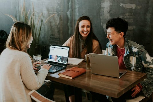 brooke-cagle-g1Kr4Ozfoac-unsplash Team im Büro