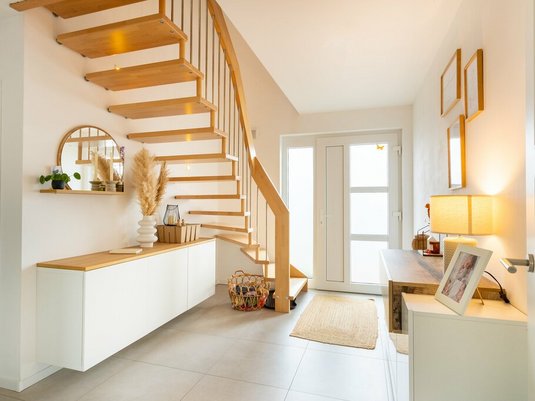Stadthaus-Flair-124-Familie-H-Eingang-Treppe-01